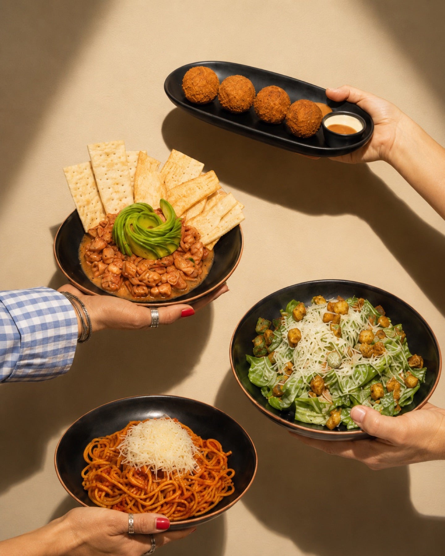 Varias personas reuniendo sus platos en una mesa Boquiteo