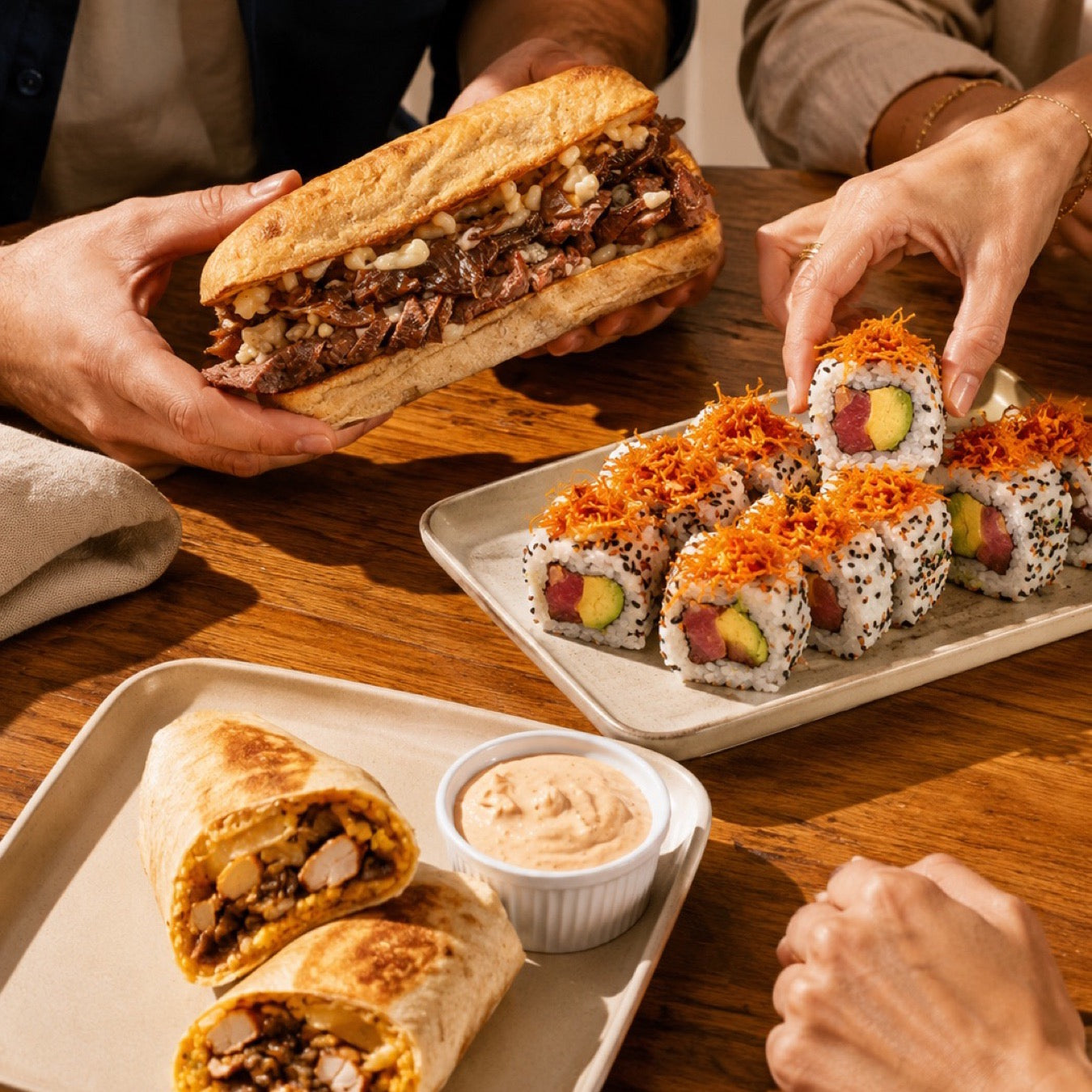 Personas disfrutando sushi, burritos y bocatas de Boquiteo